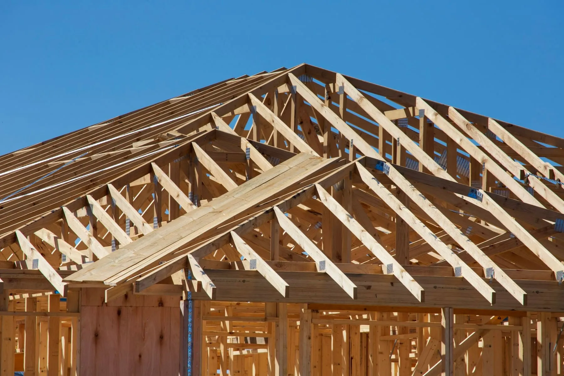 Maison en construction avec charpente et ossature bois
