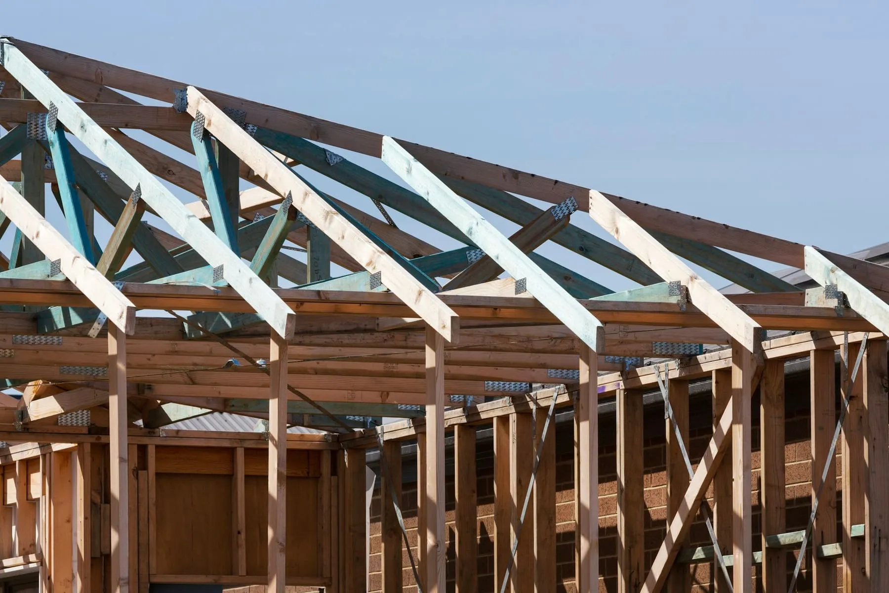 Charpente en bois en cours de construction