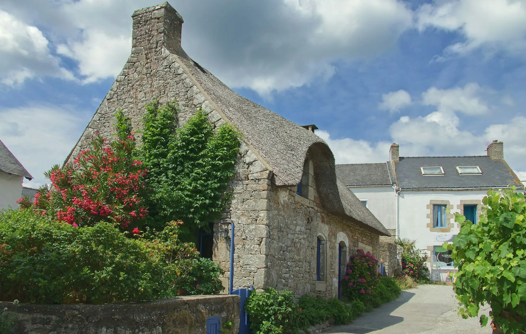 Maison en pierre au toit d’ardoise