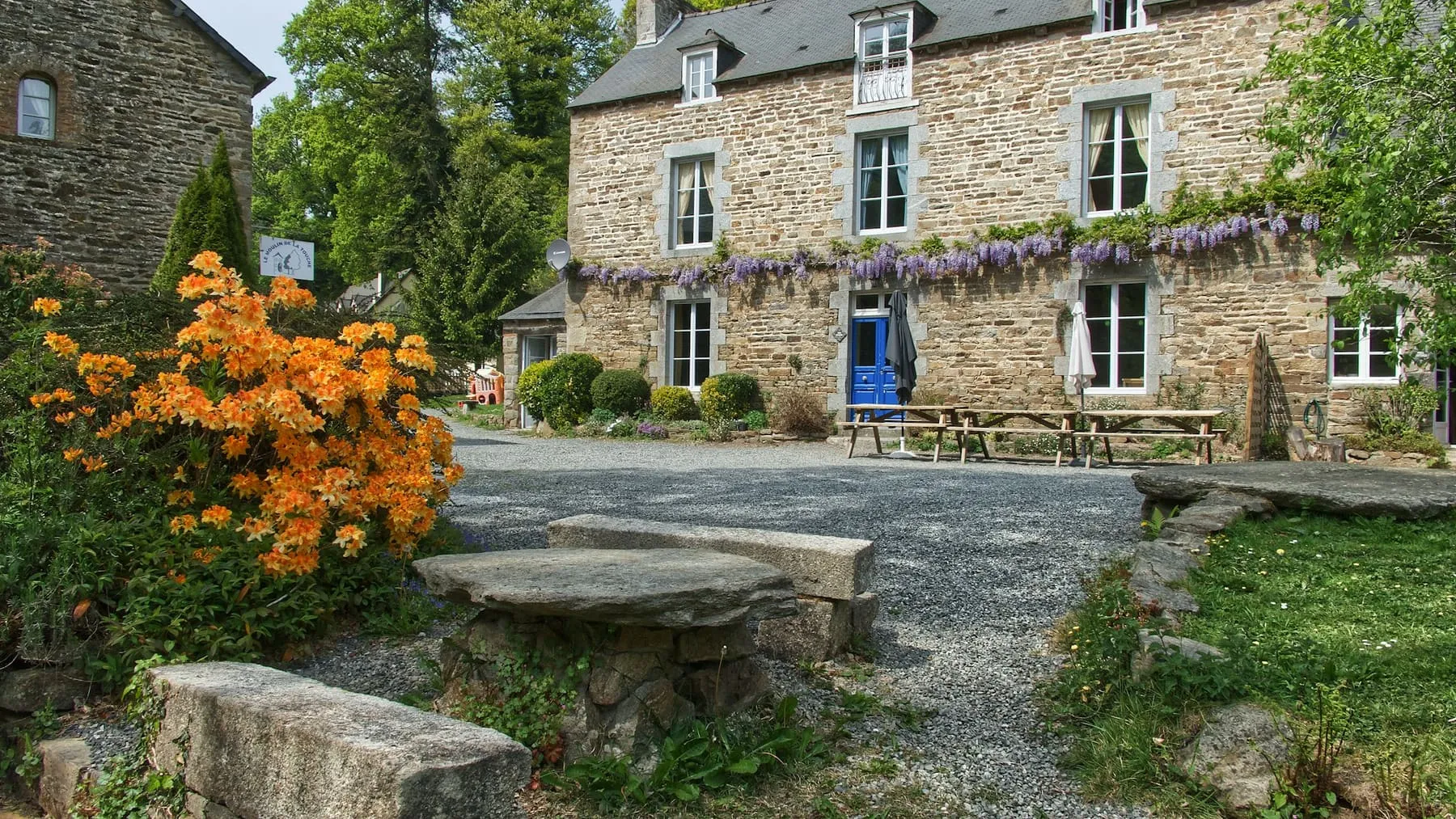Maison en pierre restaurée avec jardin
